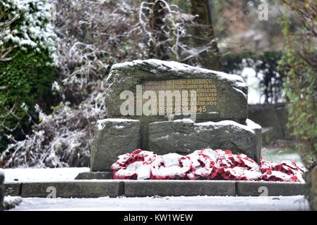 Neue Mühlen, High Peak, Derbyshire. 29. Dez 2017. Schnee bedeckt das Kriegerdenkmal in High Peak Park in New Mills, Derbyshire. Quelle: John Fryer/Alamy leben Nachrichten Stockfoto