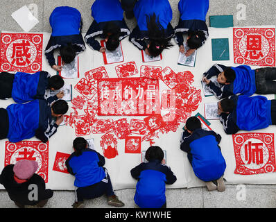 (171229) - TANGSHAN, Dez. 29, 2017 (Xinhua) - Studenten der Hengqu experimentelle Middle School machen Papier schneiden arbeitet in Luanxian County, im Norden der chinesischen Provinz Hebei, Dez. 29, 2017. Die Regierung hat sich dazu ermutigt Schulen Papier schneiden Klasse der Jugend die traditionellen Kulturen zu unterrichten, zu öffnen. (Xinhua / Mu Yu) (wjq) Stockfoto