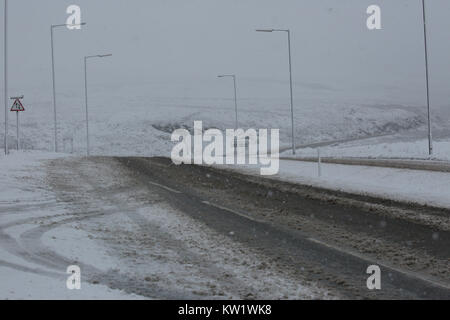 Saddleworth, Großbritannien. 29 Dez, 2017. Eine verschneite Straße vorbei an der Ausfahrt 22 der höchsten Mway in England, der M62, Saddleworth, 29 Dezember, 2017 (C) Barbara Cook/Alamy leben Nachrichten Stockfoto