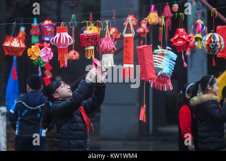 Changxing, der chinesischen Provinz Zhejiang. 29 Dez, 2017. Schüler nehmen teil an einer Aktivität von 'erraten Laterne Rätsel' an Nr. 2 Experimentelle Grundschule in Changxing County in der ostchinesischen Provinz Zhejiang, Dez. 29, 2017. Verschiedene Aktivitäten wurden an den Primär- und den mittleren Schulen in der Grafschaft statt das neue Jahr zu begrüßen. Credit: Xu Yu/Xinhua/Alamy leben Nachrichten Stockfoto