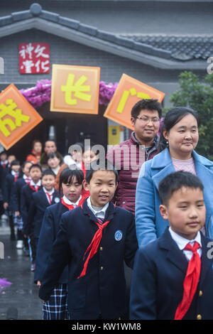 Changxing, der chinesischen Provinz Zhejiang. 29 Dez, 2017. Schüler und Eltern besuchen einen 10 Jahre alten Zeremonie an einer Grundschule in Changxing County, im Osten der chinesischen Provinz Zhejiang, Dez. 29, 2017. Verschiedene Aktivitäten wurden an den Primär- und den mittleren Schulen in der Grafschaft statt das neue Jahr zu begrüßen. Credit: Xu Yu/Xinhua/Alamy leben Nachrichten Stockfoto