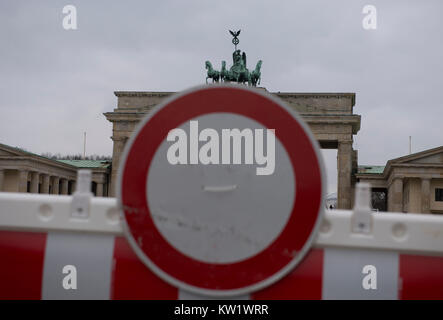 Berlin, Deutschland. 29 Dez, 2017. Straße Hindernisse stehen am Pariser Platz neben dem Brandenburger Tor in Berlin, Deutschland, 29. Dezember 2017. Dort laufen die Vorbereitungen für Deutschlands größte Silvesterparty haben begonnen. Credit: Paul Zinken/dpa/Alamy leben Nachrichten Stockfoto