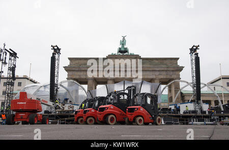 Berlin, Deutschland. 29 Dez, 2017. Stapler stehen vor dem Brandenburger Tor in Berlin, Deutschland, 29. Dezember 2017. Dort laufen die Vorbereitungen für Deutschlands größte Silvesterparty haben begonnen. Credit: Paul Zinken/dpa/Alamy leben Nachrichten Stockfoto