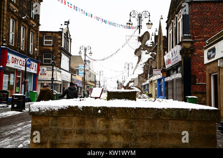 Leeds, Yorkshire, Großbritannien. 29 Dez, 2017. Dieses Bild zeigt das Denkmal zu Ernie weisen die eine Hälfte der comedy Duo Morcombe und Klug, obwohl ihre Schlagwort mich war Sonnenschein das Wetter Schnee in die Stadt von Morley in der Nähe von Leeds gebracht. Am 29. Dezember 2017 berücksichtigt. Credit: Andrew Gardner/Alamy leben Nachrichten Stockfoto