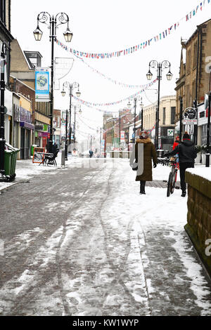 Leeds, Yorkshire, Großbritannien. 29 Dez, 2017. Nach einem morgen Schneefall in Morley in der Nähe von Leeds Käufer waren zu Fuß durch die Stadt zu vermeiden, Glatteis, während sie gingen. Am 29. Dezember 2017 berücksichtigt. Credit: Andrew Gardner/Alamy leben Nachrichten Stockfoto