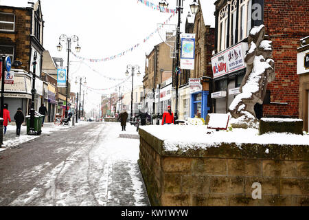 Leeds, Yorkshire, Großbritannien. 29 Dez, 2017. Dieses Bild zeigt das Denkmal zu Ernie weisen die eine Hälfte der comedy Duo Morcombe und Klug, obwohl ihre Schlagwort mich war Sonnenschein das Wetter Schnee in die Stadt von Morley in der Nähe von Leeds gebracht. Am 29. Dezember 2017 berücksichtigt. Credit: Andrew Gardner/Alamy leben Nachrichten Stockfoto