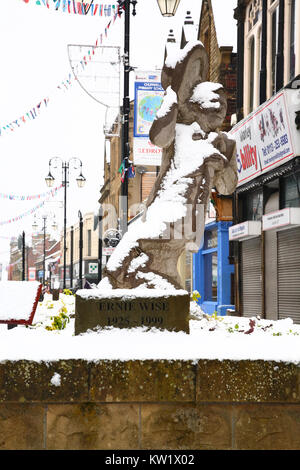 Leeds, Yorkshire, Großbritannien. 29 Dez, 2017. Dieses Bild zeigt das Denkmal zu Ernie weisen die eine Hälfte der comedy Duo Morcombe und Klug, obwohl ihre Schlagwort mich war Sonnenschein das Wetter Schnee in die Stadt von Morley in der Nähe von Leeds gebracht. Am 29. Dezember 2017 berücksichtigt. Credit: Andrew Gardner/Alamy leben Nachrichten Stockfoto