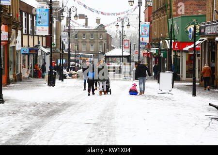 Leeds, Yorkshire, Großbritannien. 29 Dez, 2017. Nach einem morgen Schneefall in Morley in der Nähe von Leeds Käufer waren zu Fuß durch die Stadt zu vermeiden, Glatteis, während sie gingen. Am 29. Dezember 2017 berücksichtigt. Credit: Andrew Gardner/Alamy leben Nachrichten Stockfoto