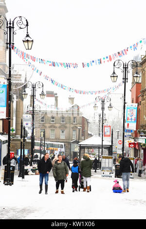 Leeds, Yorkshire, Großbritannien. 29 Dez, 2017. Nach einem morgen Schneefall in Morley in der Nähe von Leeds Käufer waren zu Fuß durch die Stadt zu vermeiden, Glatteis, während sie gingen. Am 29. Dezember 2017 berücksichtigt. Credit: Andrew Gardner/Alamy leben Nachrichten Stockfoto