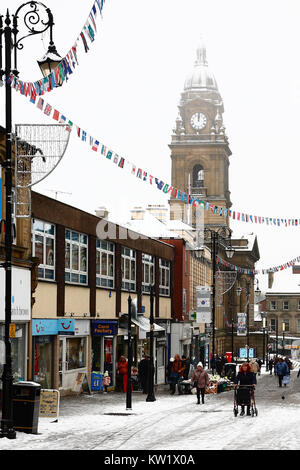 Leeds, Yorkshire, Großbritannien. 29 Dez, 2017. Nach einem morgen Schneefall in Morley in der Nähe von Leeds Käufer waren zu Fuß durch die Stadt zu vermeiden, Glatteis, während sie gingen. Am 29. Dezember 2017 berücksichtigt. Credit: Andrew Gardner/Alamy leben Nachrichten Stockfoto