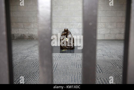 Berlin, Deutschland. 29 Dez, 2017. Die Skulptur der Mutter mit ihrem toten Sohn der Künstlerin Käthe Kollwitz hinter Gittern in der Gedenkstätte "Neue Wache" (Lit. Neue watch) in Berlin, Deutschland, 29. Dezember 2017 steht. Credit: Paul Zinken/dpa/Alamy leben Nachrichten Stockfoto