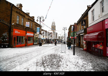 Leeds, Yorkshire, Großbritannien. 29 Dez, 2017. Nach einem morgen Schneefall in Morley in der Nähe von Leeds Käufer waren zu Fuß durch die Stadt zu vermeiden, Glatteis, während sie gingen. Am 29. Dezember 2017 berücksichtigt. Credit: Andrew Gardner/Alamy leben Nachrichten Stockfoto