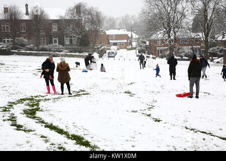 Leeds, Yorkshire, Großbritannien. 29 Dez, 2017. Nach einem morgen Schneefall in Morley in der Nähe von Leeds wurden Familien genießen, Rodeln, Schneemann bauen in der lokalen Park. Am 29. Dezember 2017 berücksichtigt. Credit: Andrew Gardner/Alamy leben Nachrichten Stockfoto