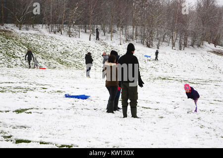 Leeds, Yorkshire, Großbritannien. 29 Dez, 2017. Nach einem morgen Schneefall in Morley in der Nähe von Leeds wurden Familien genießen, Rodeln, Schneemann bauen in der lokalen Park. Am 29. Dezember 2017 berücksichtigt. Credit: Andrew Gardner/Alamy leben Nachrichten Stockfoto