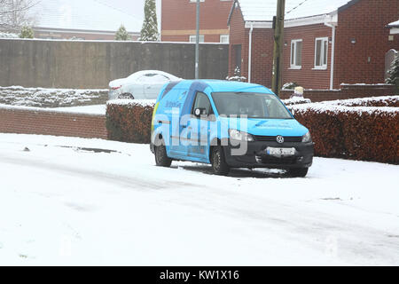 Leeds, Yorkshire, Großbritannien. 29 Dez, 2017. Nach einem morgen Schneefall in Morley in der Nähe von Leeds wurden Kunden, die ihren Kessel von British Gas nach Pannen Nacht erhalten. Am 29. Dezember 2017 berücksichtigt. Credit: Andrew Gardner/Alamy leben Nachrichten Stockfoto