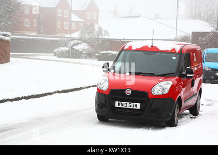 Leeds, Yorkshire, Großbritannien. 29 Dez, 2017. Nach einem morgen Schneefall in Morley in der Nähe von Leeds die Postboten noch in der Lage waren, auf deren Lieferung als normal. Am 29. Dezember 2017 berücksichtigt. Credit: Andrew Gardner/Alamy leben Nachrichten Stockfoto