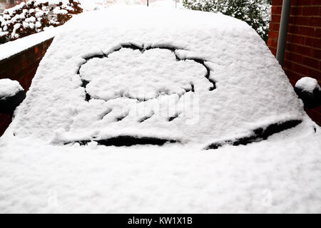 Leeds, Yorkshire, Großbritannien. 29 Dez, 2017. Nach einem morgen Schneefall in Morley in der Nähe von Leeds ein wettersymbol Schnee auf dieses Auto Windschutzscheibe erstellt worden. Am 29. Dezember 2017 berücksichtigt. Credit: Andrew Gardner/Alamy leben Nachrichten Stockfoto