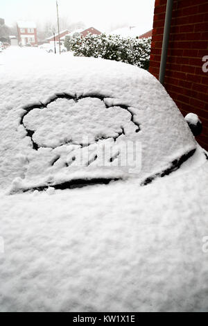 Leeds, Yorkshire, Großbritannien. 29 Dez, 2017. Nach einem morgen Schneefall in Morley in der Nähe von Leeds ein wettersymbol Schnee auf dieses Auto Windschutzscheibe erstellt worden. Am 29. Dezember 2017 berücksichtigt. Credit: Andrew Gardner/Alamy leben Nachrichten Stockfoto