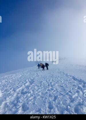 Brecon Beacons National Park, South, UK. 28 Dez, 2017. Wanderer auf einem schneebedeckten Berg Penyfan in den Brecon Beacons National Park, South, UK. 28 Dez, 2017. UK Credit: Jane Williams/Alamy leben Nachrichten Stockfoto