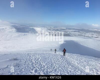 Brecon Beacons National Park, South, UK. 28 Dez, 2017. Wanderer auf einem schneebedeckten Berg Penyfan in den Brecon Beacons National Park, South, UK. 28 Dez, 2017. UK Credit: Jane Williams/Alamy leben Nachrichten Stockfoto