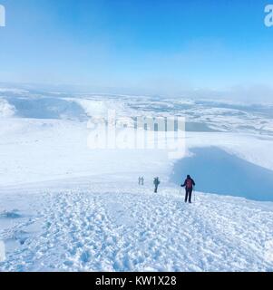 Brecon Beacons National Park, South, UK. 28 Dez, 2017. Wanderer auf einem schneebedeckten Berg Penyfan in den Brecon Beacons National Park, South, UK. 28 Dez, 2017. UK Credit: Jane Williams/Alamy leben Nachrichten Stockfoto