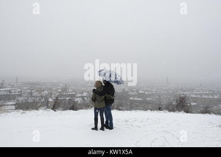 Edinburgh, Großbritannien. 29 Dez, 2017. Schnee fällt auf die Stadt Edinburgh. Ein gelber Schnee Warnung war von schweren Schnee vorhergesagt in Central Scotland fällt. Credit: Iain Masterton/Alamy leben Nachrichten Stockfoto