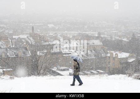 Edinburgh, Großbritannien. 29 Dez, 2017. Schnee fällt auf die Stadt Edinburgh. Ein gelber Schnee Warnung war von schweren Schnee vorhergesagt in Central Scotland fällt. Credit: Iain Masterton/Alamy leben Nachrichten Stockfoto