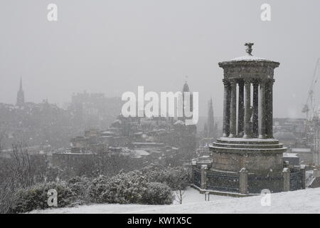 Edinburgh, Großbritannien. 29 Dez, 2017. Schnee fällt auf die Stadt Edinburgh. Ein gelber Schnee Warnung war von schweren Schnee vorhergesagt in Central Scotland fällt. Credit: Iain Masterton/Alamy leben Nachrichten Stockfoto