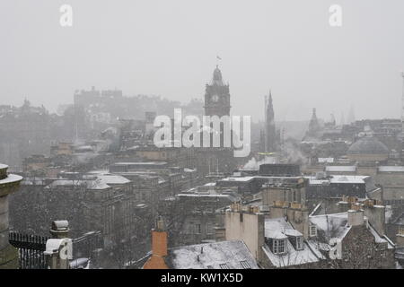 Edinburgh, Großbritannien. 29 Dez, 2017. Schnee fällt auf die Stadt Edinburgh. Ein gelber Schnee Warnung war von schweren Schnee vorhergesagt in Central Scotland fällt. Credit: Iain Masterton/Alamy leben Nachrichten Stockfoto