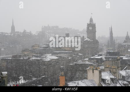 Edinburgh, Großbritannien. 29 Dez, 2017. Schnee fällt auf die Stadt Edinburgh. Ein gelber Schnee Warnung war von schweren Schnee vorhergesagt in Central Scotland fällt. Credit: Iain Masterton/Alamy leben Nachrichten Stockfoto