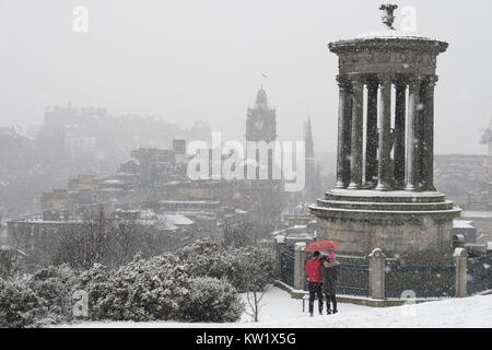 Edinburgh, Großbritannien. 29 Dez, 2017. Schnee fällt auf die Stadt Edinburgh. Ein gelber Schnee Warnung war von schweren Schnee vorhergesagt in Central Scotland fällt. Credit: Iain Masterton/Alamy leben Nachrichten Stockfoto