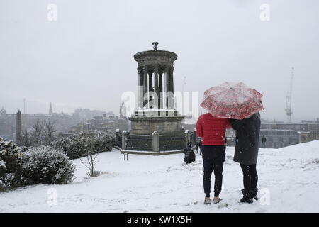 Edinburgh, Großbritannien. 29 Dez, 2017. Schnee fällt auf die Stadt Edinburgh. Ein gelber Schnee Warnung war von schweren Schnee vorhergesagt in Central Scotland fällt. Credit: Iain Masterton/Alamy leben Nachrichten Stockfoto