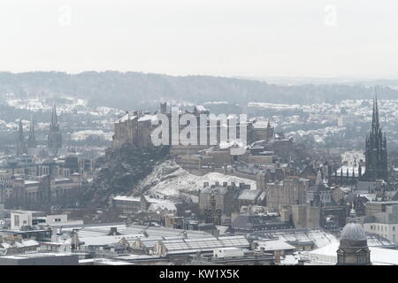 Edinburgh, Großbritannien. 29 Dez, 2017. Schnee fällt auf die Stadt Edinburgh. Ein gelber Schnee Warnung war von schweren Schnee vorhergesagt in Central Scotland fällt. Credit: Iain Masterton/Alamy leben Nachrichten Stockfoto