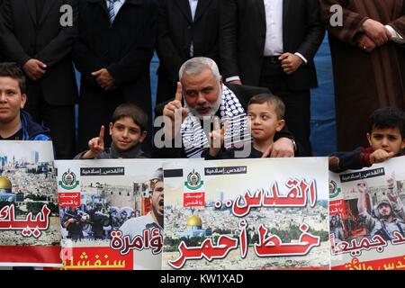 Gaza, Gazastreifen, palästinensischen Gebiet. 29 Dez, 2017. Hamas Chief Ismail Haniyeh nimmt Teil bei einem Protest gegen die Entscheidung der US-Präsident Donald Trump Jerusalem als Hauptstadt von Israel zu erkennen, in Gaza Stadt Dezember 29, 2017 Credit: Muhammad Asad/APA-Images/ZUMA Draht/Alamy leben Nachrichten Stockfoto