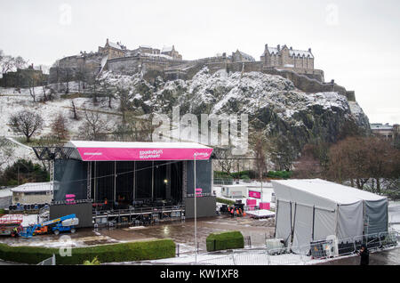 Edinburgh, Schottland - Hogmanay Bühnenbild bis unterhalb vom Schloss Edinburgh, der zum 31. Dezember 2017 Stockfoto