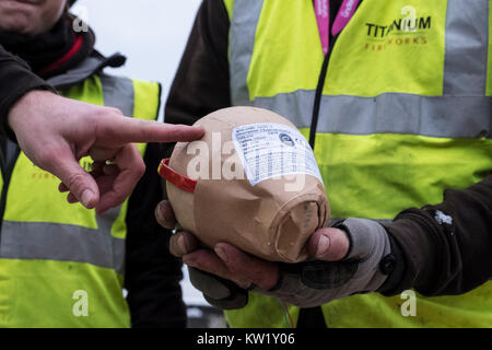 Edinburgh, Schottland, Vereinigtes Königreich. 29 Dez, 2017. Pyrotechniker aus Titan Feuerwerk großes Feuerwerk demonstrieren und Einleitung Rohre an Edinburgh Castle vor der jährlichen Hogmanay Feuerwerk an Silvester. Hier ein 150-mm-Shell wird angezeigt. Dies ist die grösste Shell in der Anzeige verwendet. Credit: Iain Masterton/Alamy leben Nachrichten Stockfoto