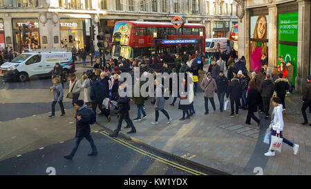 London, Großbritannien. 29 Dez, 2017. Käufer, in der Oxford Street als wechselhaftes Wetter heftiger Platzregen bringt die monring gefolgt von Trocken- und bewölkten Nachmittag in der Hauptstadt. Credit: Dinendra Haria/Alamy leben Nachrichten Stockfoto