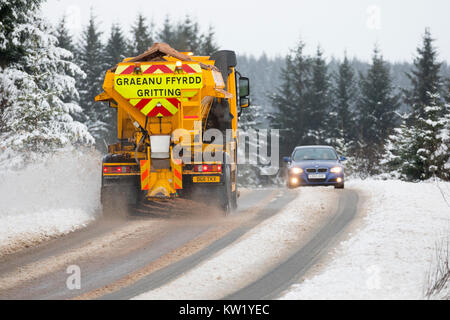 Denbighshire, UK. 29 Dez, 2017. UK Wetter. Ein kälteeinbruch mit Schnee verursacht Störungen für viele Teile des nördlichen England, Wales und Schottland mit Straße Abstand um Llyn Brenig in Denbighshire Kreditkarte erforderlich: DGDImages/Alamy leben Nachrichten Stockfoto