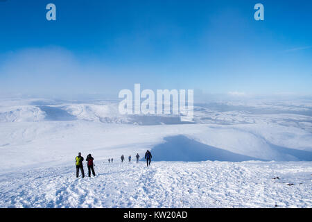 Brecon Beacons National Park, South, UK. 28 Dez, 2017. Wanderer auf einem schneebedeckten Berg Penyfan in den Brecon Beacons National Park, South, UK. 28 Dez, 2017. UK Credit: Jane Williams/Alamy leben Nachrichten Stockfoto