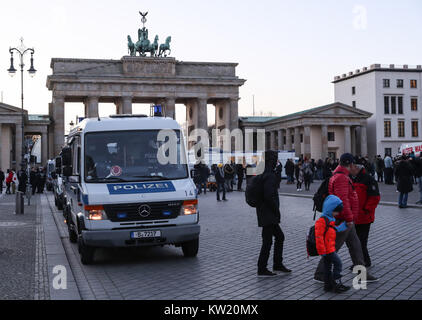 Berlin, Deutschland. 29 Dez, 2017. Ein polizeifahrzeug ist vor dem Brandenburger Tor in Berlin, der Hauptstadt von Deutschland gesehen, am 04.12.29., 2017. Mehrere deutsche Städte haben strenge Sicherheitsmaßnahmen in der Vorbereitung für den Silvesterabend ihre jeweiligen Neues Jahr dieses Wochenende angekündigt. Credit: Shan Yuqi/Xinhua/Alamy leben Nachrichten Stockfoto