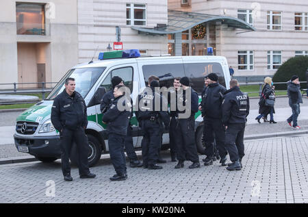 Berlin, Deutschland. 29 Dez, 2017. Polizisten sammeln in der Nähe von Brandenburger Tor in Berlin, Hauptstadt der Bundesrepublik Deutschland, am 04.12.29., 2017. Mehrere deutsche Städte haben strenge Sicherheitsmaßnahmen in der Vorbereitung für den Silvesterabend ihre jeweiligen Neues Jahr dieses Wochenende angekündigt. Credit: Shan Yuqi/Xinhua/Alamy leben Nachrichten Stockfoto