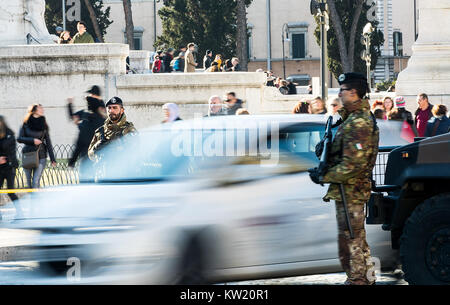 Rom, Italien. 29 Dez, 2017. Zwei Soldaten stand Guard am Spanischen Platz in Rom, Italien, am 04.12.29., 2017. Sicherheit hat in Rom als Vorbereitung für Silvester feiern dieses Wochenende angezogen. Credit: Jin Yu/Xinhua/Alamy leben Nachrichten Stockfoto