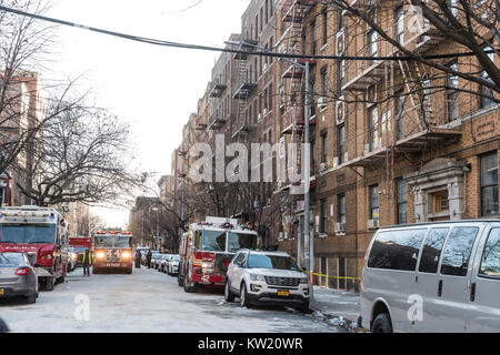 New York, USA. 29. Dezember, 2017. Nachwirkungen der verbrannten Gebäude auf Prospect Avenue in der Bronx, wo 12 Menschen starben, darunter 4 Kinder, tödlichsten Brand in New York in den letzten 25 Jahren Kreditkarten: Lev radin/Alamy leben Nachrichten Stockfoto