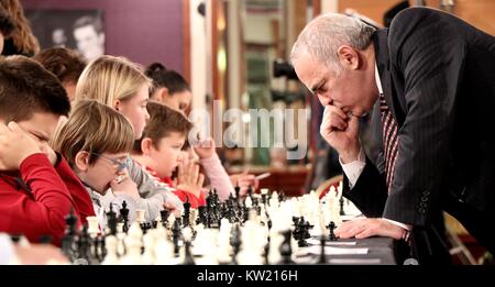 (171230) - Zagreb, Dez. 30, 2017 (Xinhua) - russische Schach Großmeister und ehemalige Weltmeister Garri Kasparow (R) spielt gegen Kinder während einer gleichzeitigen Schach Exhibition Match in Zagreb, Kroatien, Dez. 29, 2017. (Xinhua / relja Dusek) Stockfoto