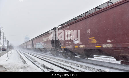 Chicago, USA. 29. Dezember 2017. USA Wetter: EIN BNSF Güterzug vorbei, während Schnee in einem westlichen Vorort von Chicago fällt wie die Midwest Erfahrungen bei Minustemperaturen. Solche Bedingungen sind Prognose ins Neue Jahr Zeitraum fortzusetzen. Credit: Stephen Chung/Alamy leben Nachrichten Stockfoto