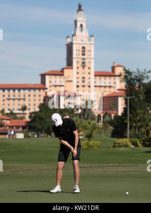 Coral Gables, Florida, USA. 29 Dez, 2017. Rasmus Neergaard (Dänemark) Schläge auf der 54 Junior Orange Bowl International Golf Meisterschaft im Biltmore in Coral Gables, Florida. Mario Houben/CSM/Alamy leben Nachrichten Stockfoto