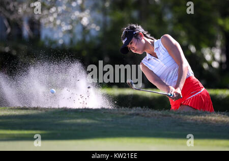 Coral Gables, Florida, USA. 29 Dez, 2017. Anne Yu (Usa, FL) schlägt den Ball aus einem Sandfang auf der 54 Junior Orange Bowl International Golf Meisterschaft im Biltmore in Coral Gables, Florida. Mario Houben/CSM/Alamy leben Nachrichten Stockfoto