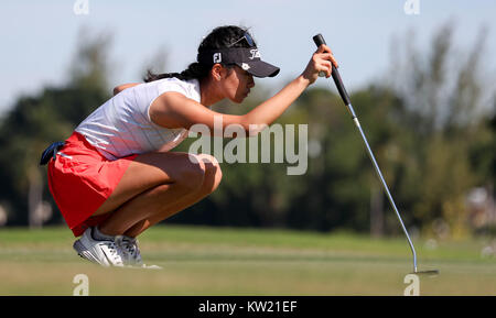 Coral Gables, Florida, USA. 29 Dez, 2017. Anne Yu (Usa, FL) richtet einen Schlag auf der 54 Junior Orange Bowl International Golf Meisterschaft im Biltmore in Coral Gables, Florida. Mario Houben/CSM/Alamy leben Nachrichten Stockfoto