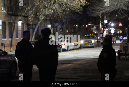 Bronx, NY, USA. 29 Dez, 2017. Die Bewohner der West Farmen Abschnitt der Bronx, versuchen sie ihr Leben nach einem massiven Feuer, Neue YorkÕs schlimmsten Feuer für eine Generation, 12 getötet, darunter vier Kinder in der Nacht zuvor in der Bronx von New York City zu rekonstruieren. 29. Dezember 2017. Quelle: MPI 43/Media Punch/Alamy leben Nachrichten Stockfoto