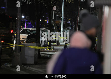 Bronx, NY, USA. 29 Dez, 2017. Die Bewohner der West Farmen Abschnitt der Bronx, versuchen sie ihr Leben nach einem massiven Feuer, Neue YorkÕs schlimmsten Feuer für eine Generation, 12 getötet, darunter vier Kinder in der Nacht zuvor in der Bronx von New York City zu rekonstruieren. 29. Dezember 2017. Quelle: MPI 43/Media Punch/Alamy leben Nachrichten Stockfoto